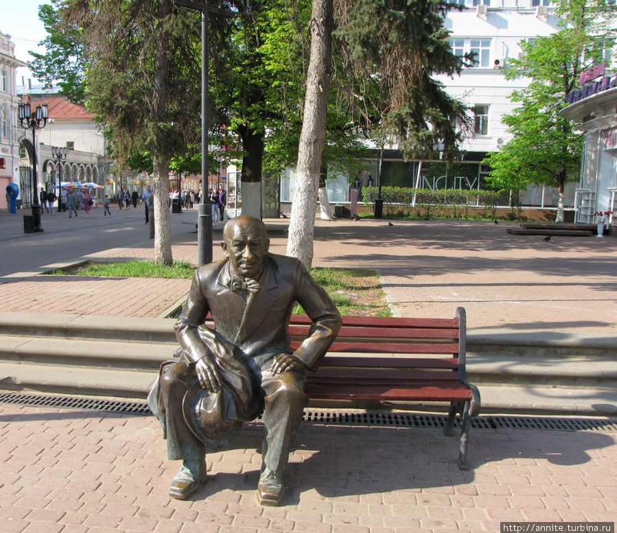 Евгений Евстигнеев на скамейке возле театра. Нижний Новгород, Россия