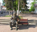 Евгений Евстигнеев на скамейке возле театра.