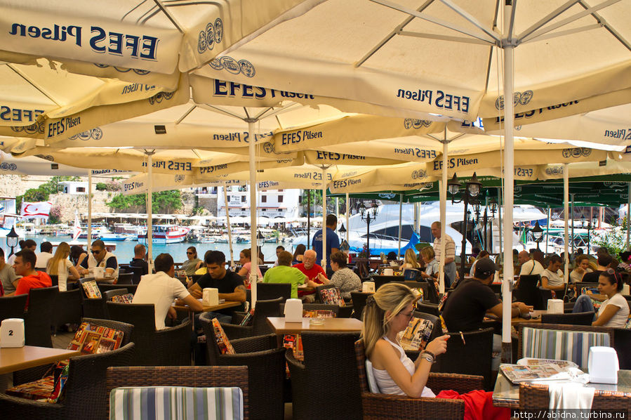 Кафешки в гавани забиты туристами Кирения, Турецкая Республика Северного Кипра