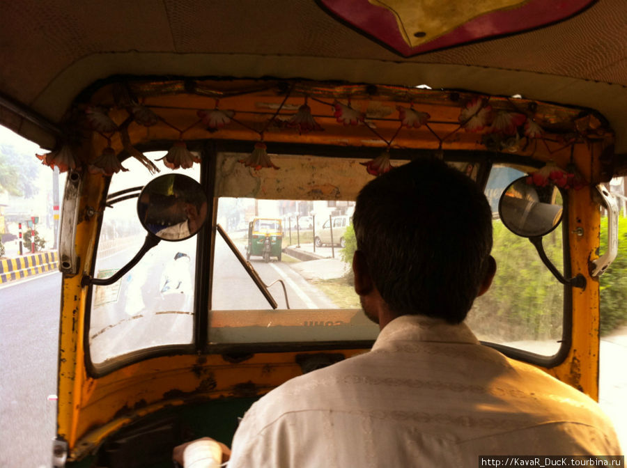 Поездка на мото рикше — основном транспортном средстве для передвижения по городу Агра, Индия