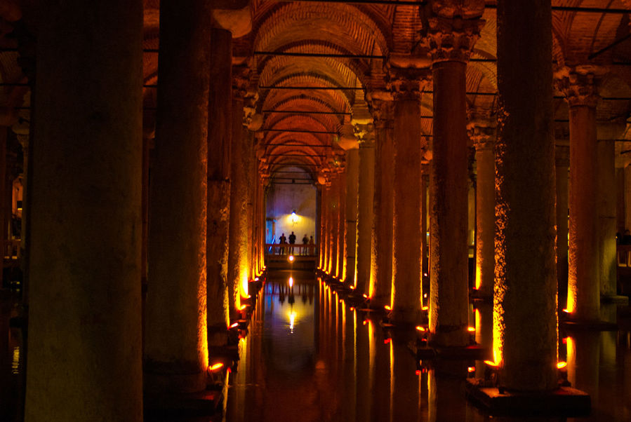 Цистерна Базилика — одно из самых крупных и хорошо сохранившихся древних подземных водохранилищ Константинополя. Стамбул, Турция