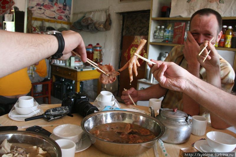 Ноги и головы: обед в манчжурском захолустье Цицикар, Китай