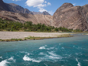 Вода в реке Мургаб у кишлака Барчадив не мутная, как в реке Бартанг, а голубая и прозрачная.