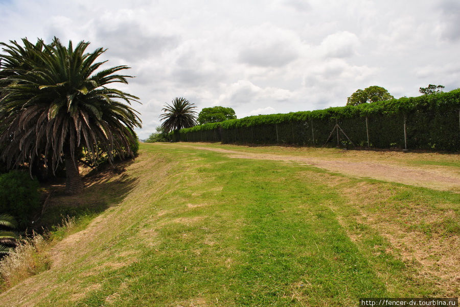 За зеленой стеной поля для гольфа Монтевидео, Уругвай