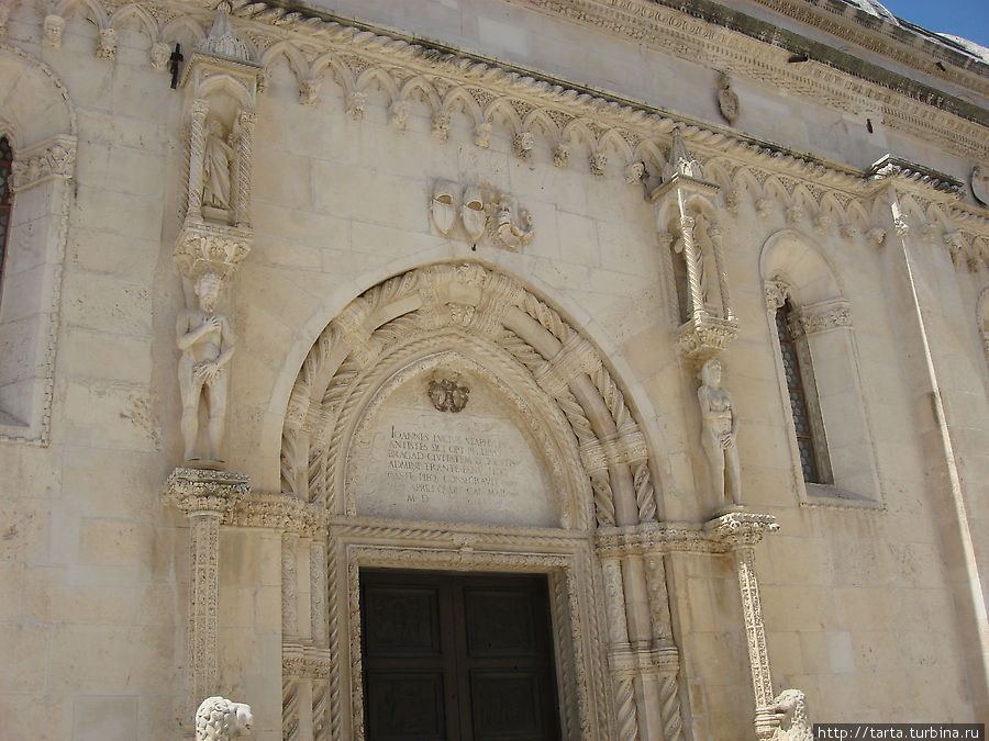 Центральный вход в собор Шибеник, Хорватия