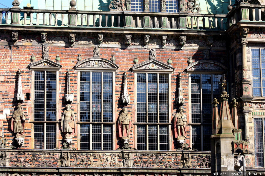 Слева от эркера — фигуры императора, Майнского, Трирского и Кёльнского курфюрстов. Бремен, Германия