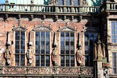 Слева от эркера — фигуры императора, Майнского, Трирского и Кёльнского курфюрстов.