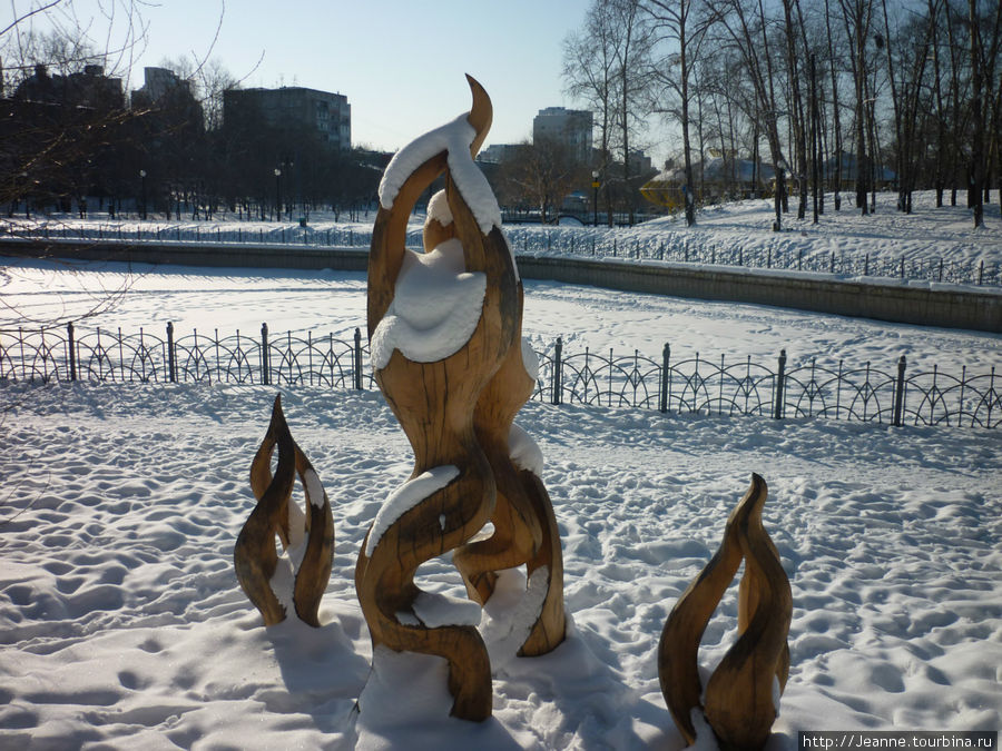 Увидела чудесные деревянные фигуры. Вот лепестки огня, как будто бы погашенные снегом: Хабаровск, Россия