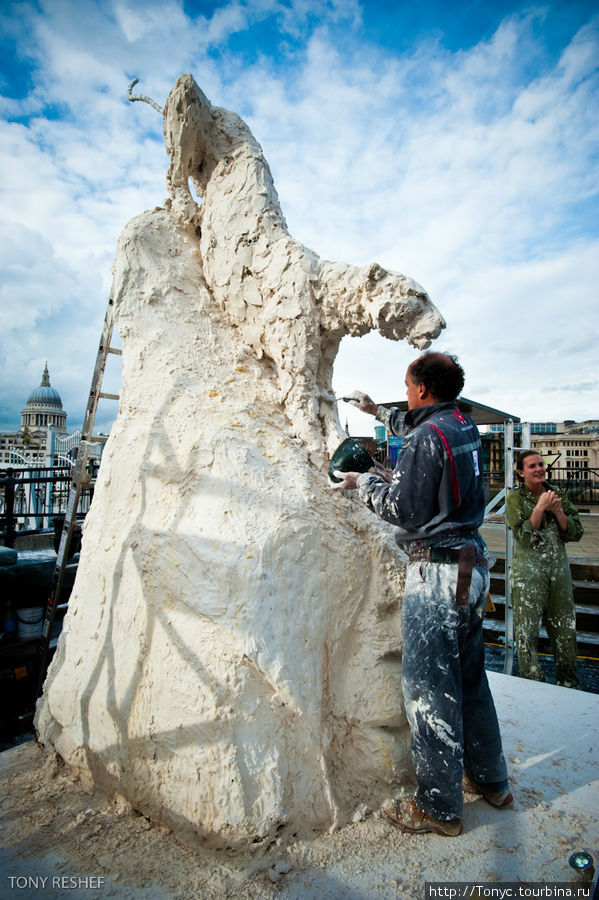 Скульптор на месте в центре города делает скульптуру. Студии нет наверное? Лондон, Великобритания