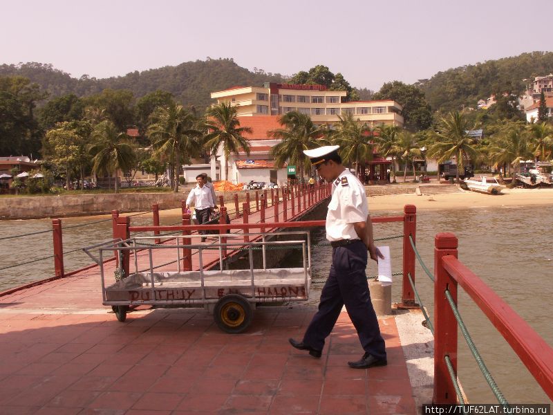 Капитан в ожидании рейса Халонг бухта, Вьетнам