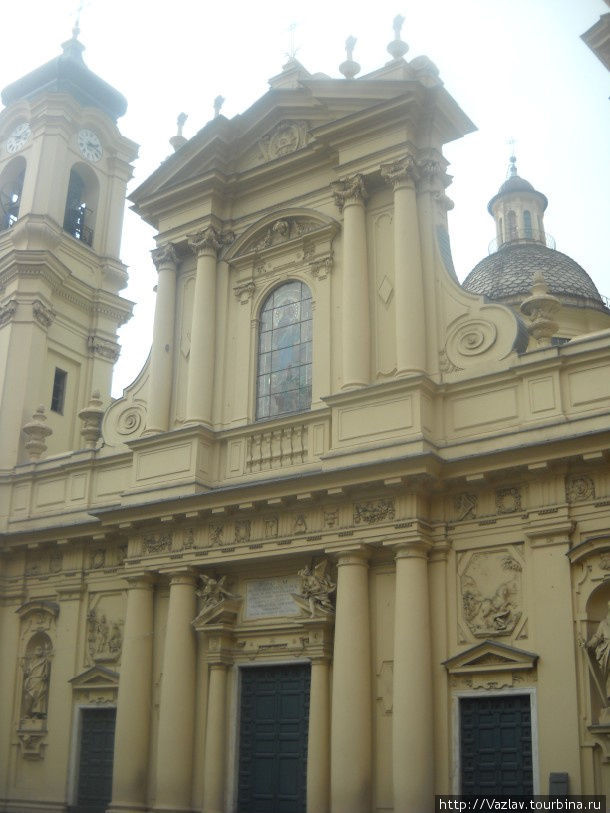 Фасад базилики Санта-Маргерита-Лигуре, Италия