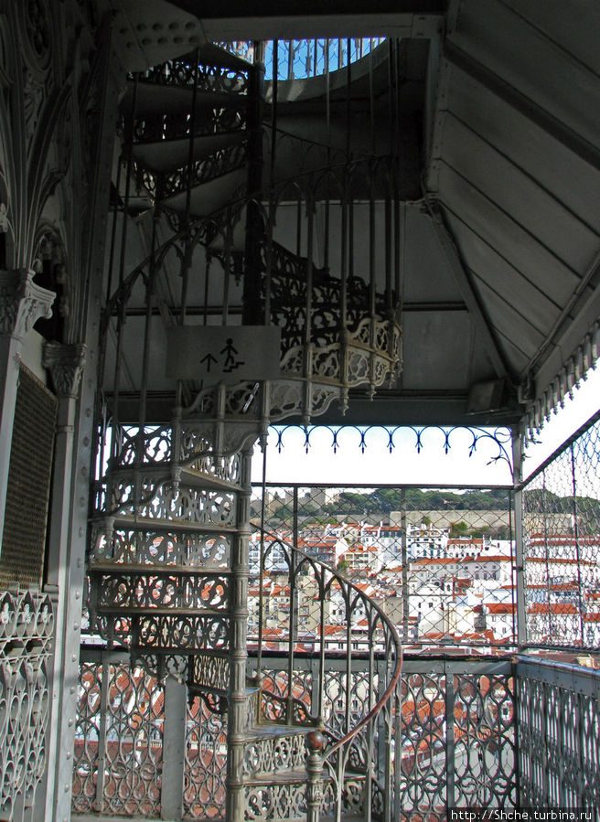 выше ведет винтовая лестница Лиссабон, Португалия