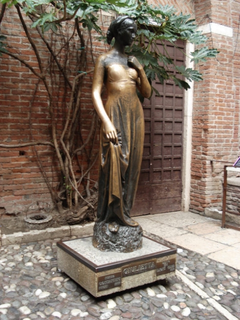 Верона, памятник Джульетты, отполированный многочисленными туристами Италия