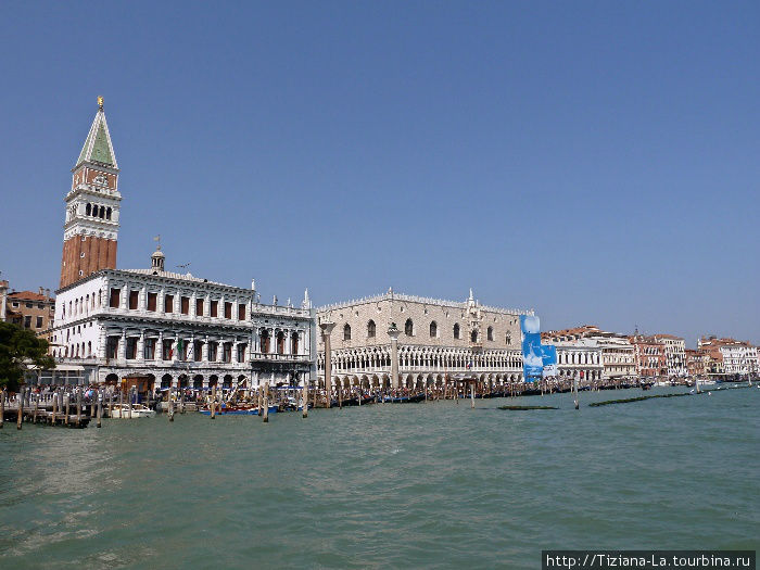 Панорамный вид Венеции с катера Венеция, Италия