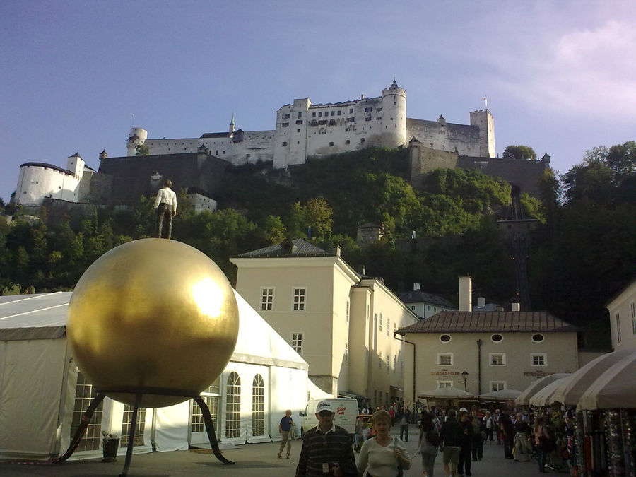 Крепость Хоэнзальцбург. На переднем плане скульптурное произведение Сфера, однако все думают, что это знаменитая конфета Кугель :) Зальцбург, Австрия