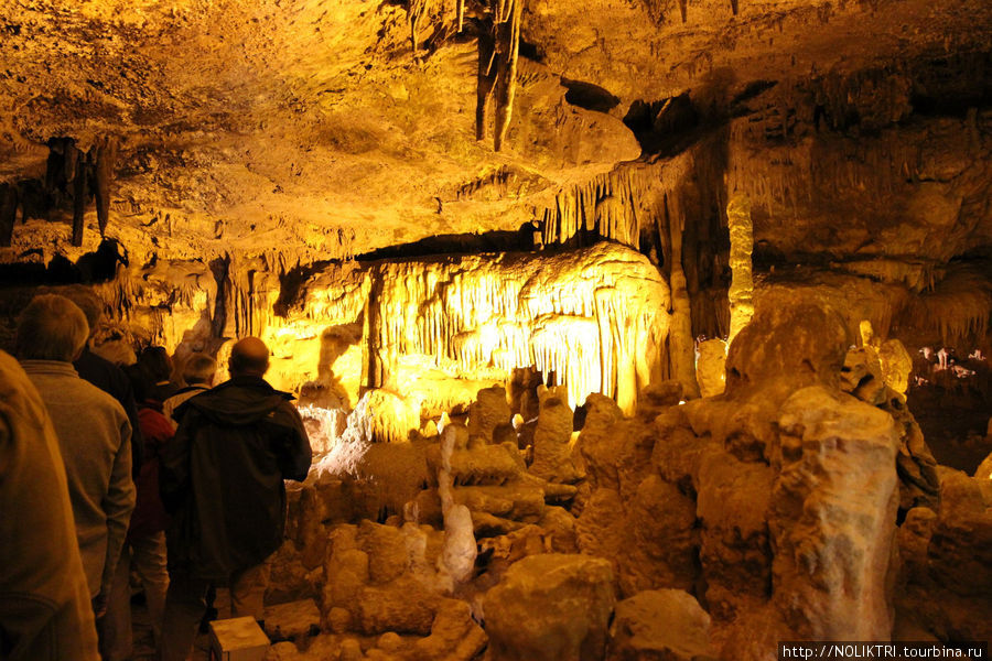 Пещера Волчица... 
В глубине карстовой пещеры явно просматривается силуэт Капитолийской кормилицы Кастеллана-Гротте, Италия