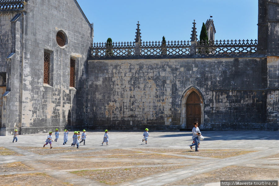 Стены монастыря Батальи. Португалия