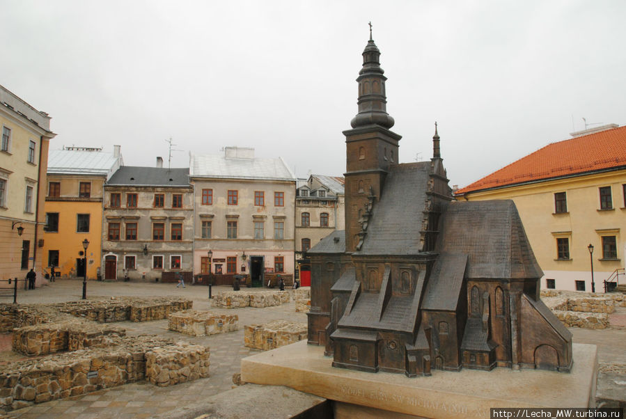 Развалины и макет котела Св. Михаила  на площади Po Farze Люблин, Польша