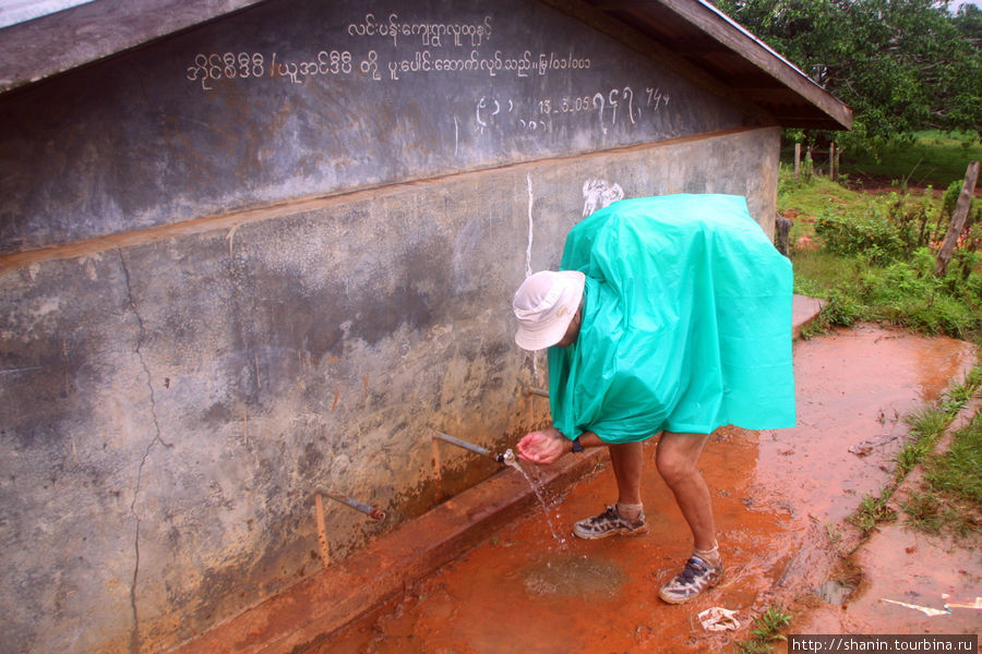 На дороге периодически встречаются цистерны с питьевой (вероятно?) водой Кало, Мьянма