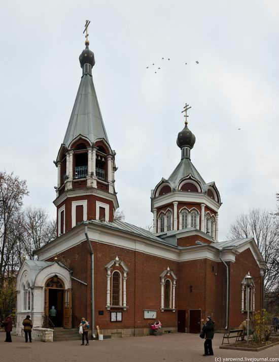Краснокирпичное здание совмещает в себе черты классицизма и русского национального стиля. Эта кладбищенская церковь была построена в 1861г. Клин, Россия