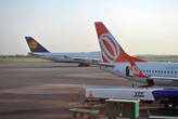 На переднем плане хвост самолета авиакомпании GOL. Тоже популярный в регионе перевозчик.
