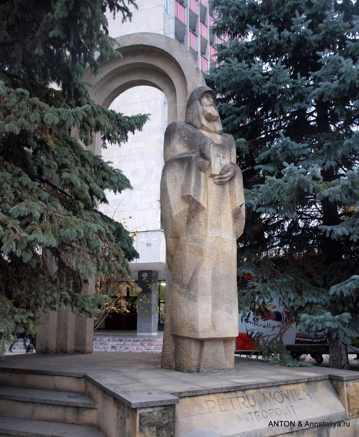 Памятник митрополиту Петру Мовилэ Кишинёв, Молдова