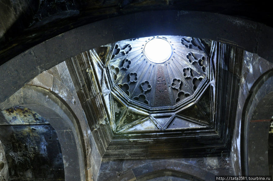 Ердик — световое окно в куполе притвора, пристроенного к церкви Сурб Сион спустя несколько десятилетий после её сооружения. Сагмосаван, Армения