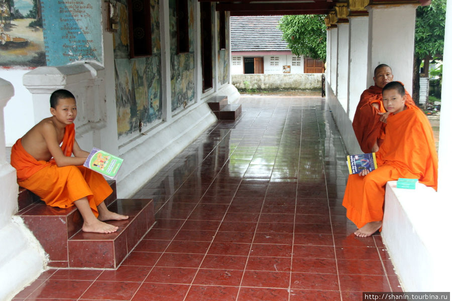 Монахи, монастырь Моунена Сомпхуарам (Wat Mounena Somphouaram) Луанг-Прабанг, Лаос