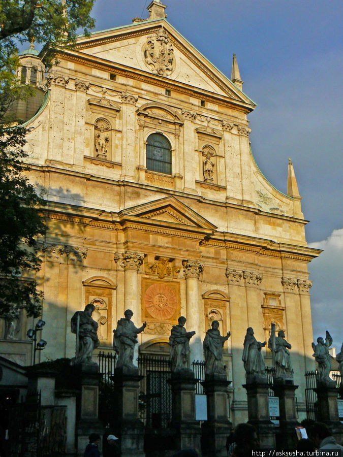 Главной достопримечательностью Гродской улицы является костел св.Петра и Павла, построенный в стиле барокко. На улице перед ним стоят фигуры 12 апостолов. Краков, Польша