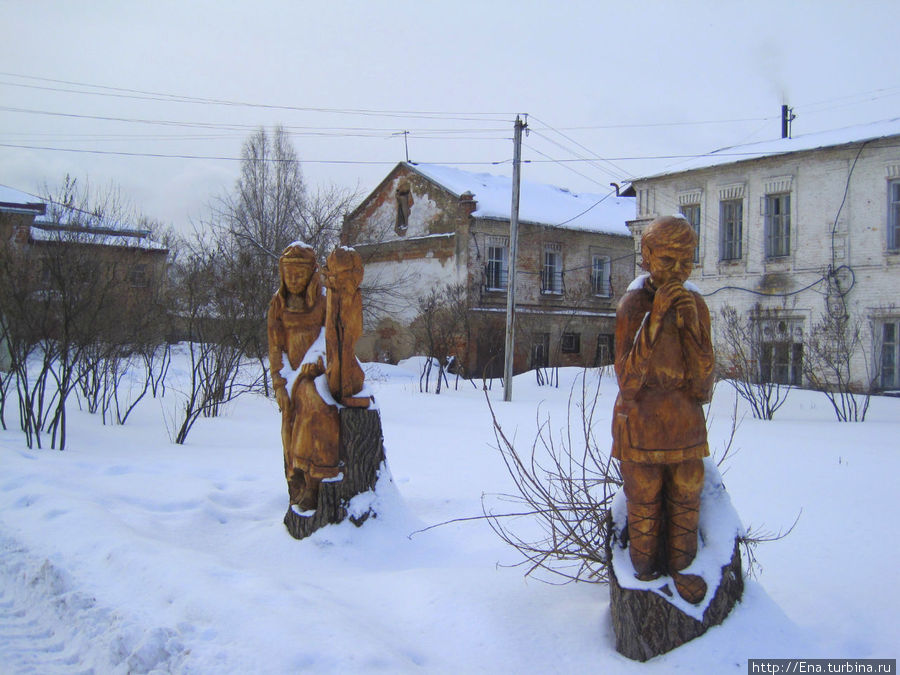 Деревянные фигурки около местного техникума культуры Буй, Россия