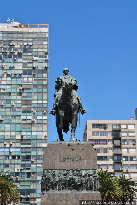 Доминанта площади — памятник местному революционному герою Хосе Артигасу Монтевидео, Уругвай