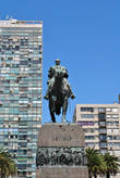 Доминанта площади — памятник местному революционному герою Хосе Артигасу