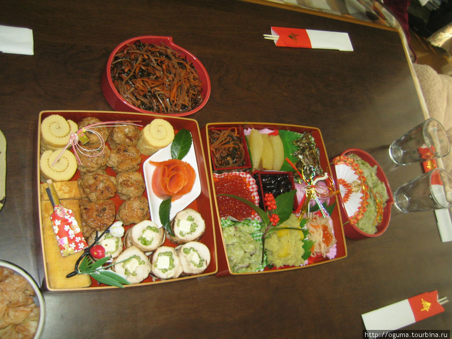 пример о-сэти-рёри (Osechi-ryōri). Конечно, это ещё не вся еда, на фото именно главная составляющая, которую готовят только на Новый год Япония