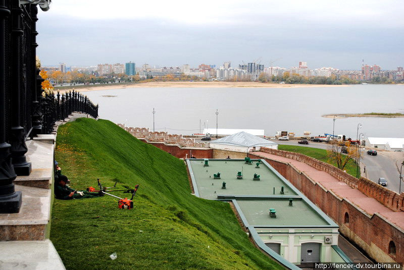 Несмотря на позднюю осень трава на кремлевских склонах изумрудно зеленая Казань, Россия