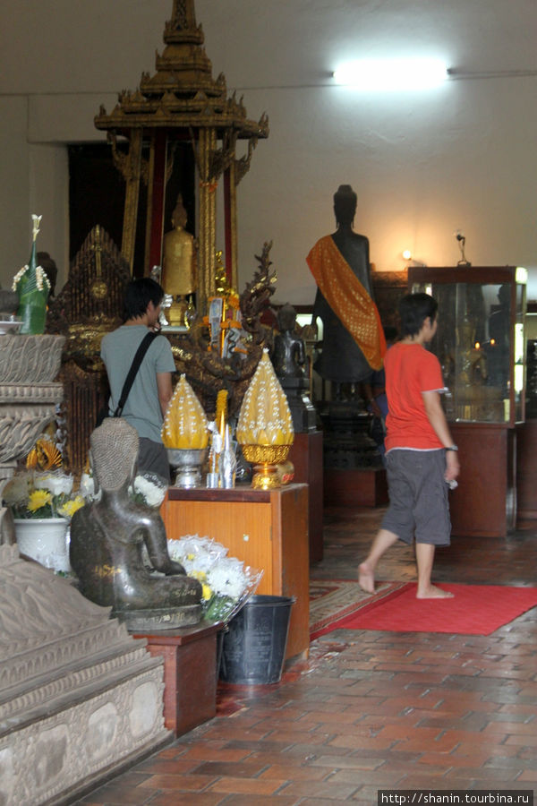 Внутри Музея религиозного искусства фотографировать строго запрещено! Вьентьян, Лаос