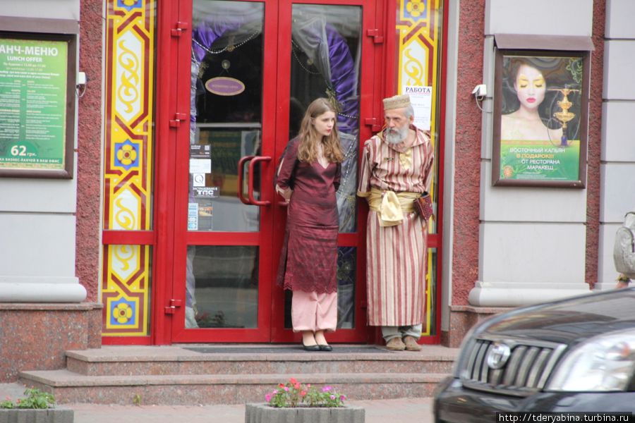 На/в Украине (кому как больше нравится) можно встретить людей и в костюмах других национальностей Киевская область, Украина