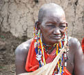 Украшают шею ожерелья из бисера, которые масайки сами же и изготавливают. Кстати, женщинам масайкам разрешается украшать себя и привлекать к себе внимание только после обрезания и замужества