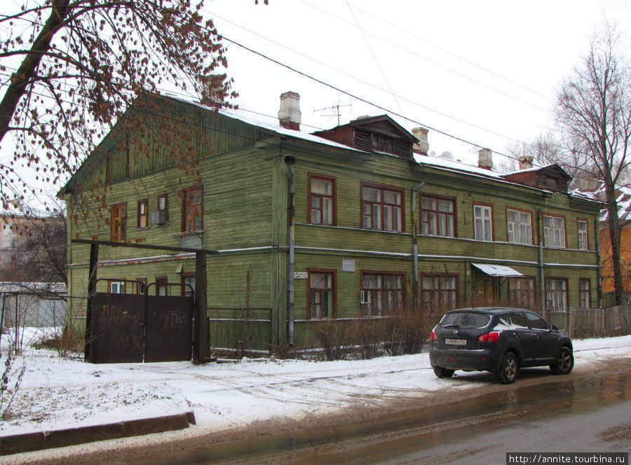 Зеленый деревянный дом барачного типа на ул. Урицкого. Рязань, Россия