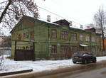 Зеленый деревянный дом барачного типа на ул. Урицкого.