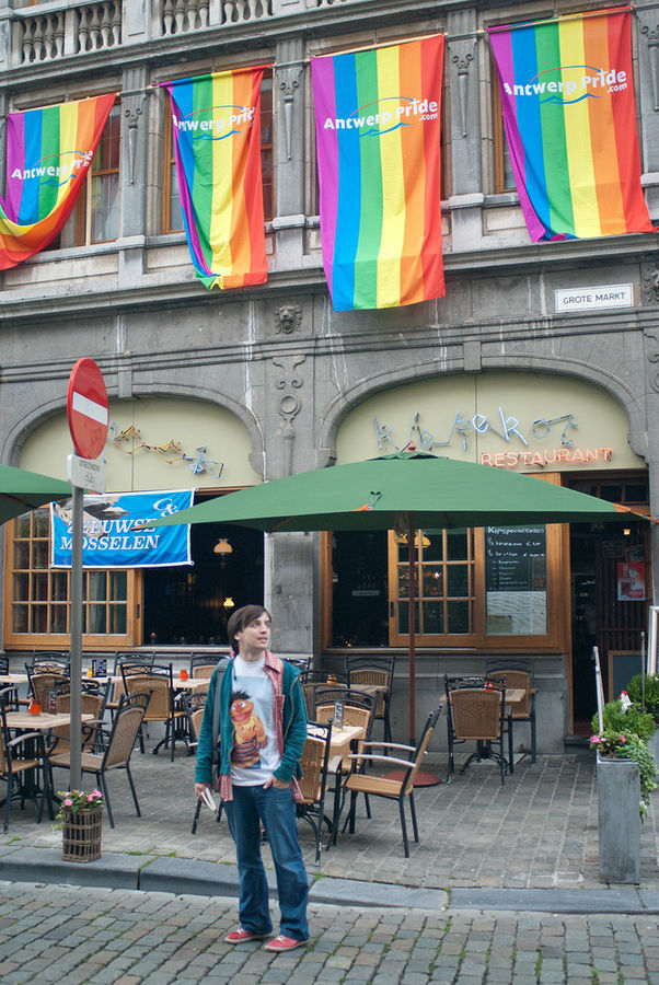 В Антверпене, кажется, самое большое количество радужных флагов. Они чуть ли не на каждой улице. Антверпен, Бельгия