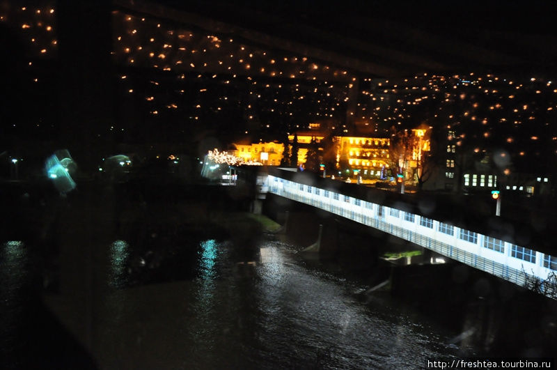 Вид с террасы кафе-бара Селдо на крытый Колоннадный мост через реку Ваг. Пьештяны, Словакия