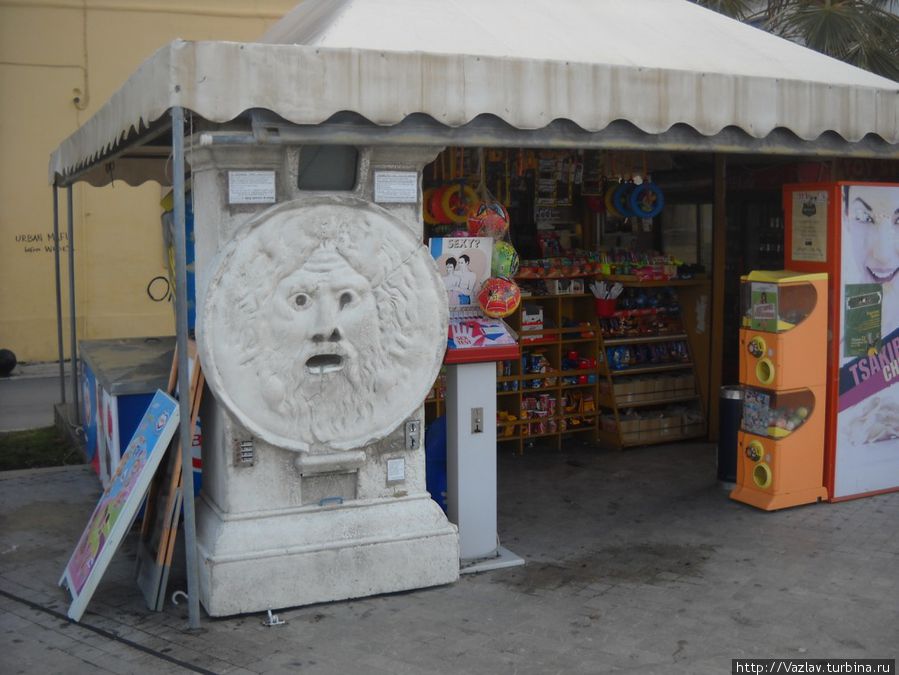 Уста правды, популярный аттракцион Нафплио, Греция