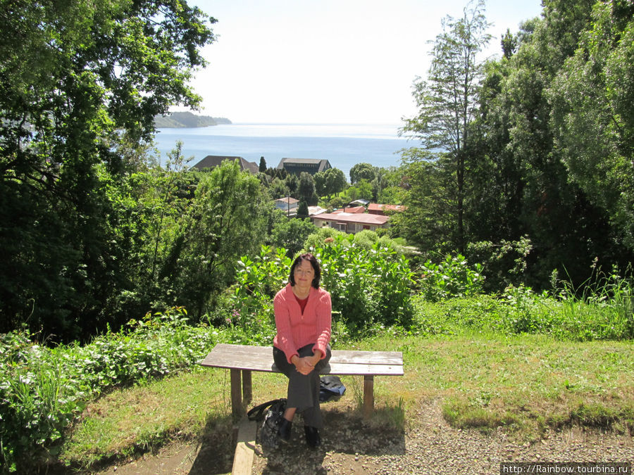 Обычная лавочка перед домом — хорошо присесть отдохнуть после осмотра домов Фрутильяр, Чили