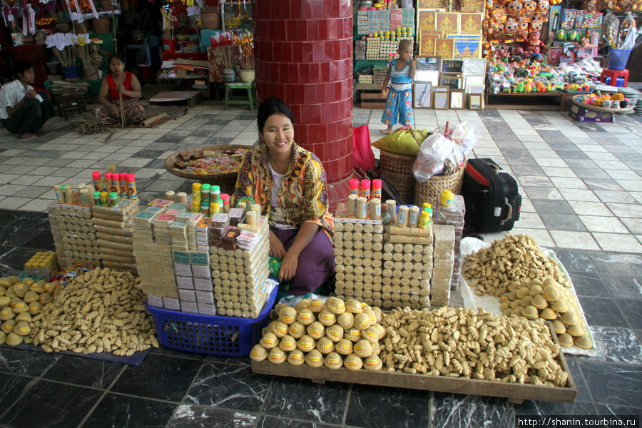 Рынок начинается прямо от входа Мандалай, Мьянма