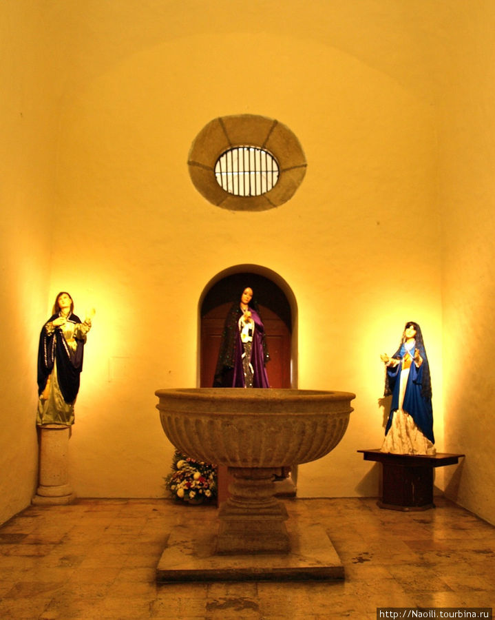 Капелла для индецев — без Креста, но зато с чашей для воды Мерида, Мексика