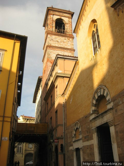 Дом с высокой башней — обычная картина в городе Лукка, Италия