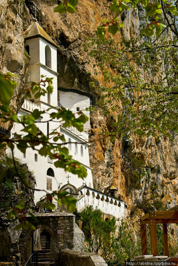 Черногория. Монастырь в скале монастырь Острог, Черногория