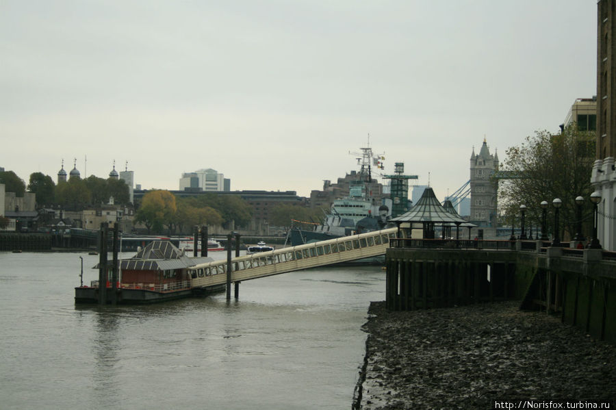 Справа показался Тауэрский мост Лондон, Великобритания