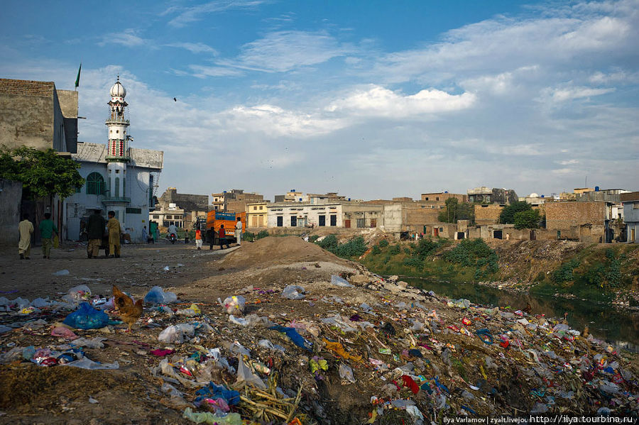 Все берега покрыты толстым слоем мусора. Равалпинди, Пакистан