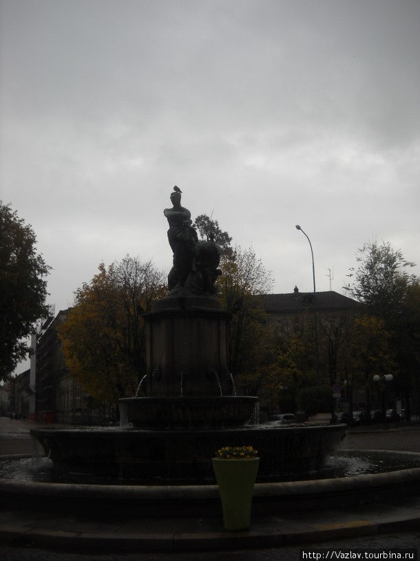 Площадь с памятником Верчелли, Италия